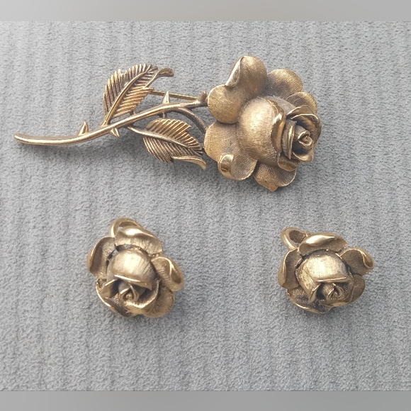 Trifari Crown Gold Tone Brushed VTG Rose Flower Brooch + Earrings 1960's Set - Picture 2 of 14